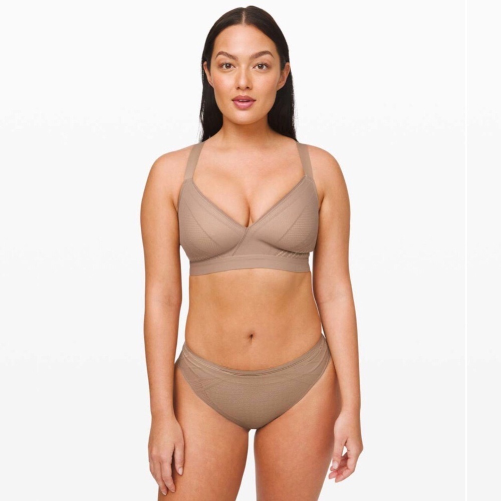 Lululemon Awake to Lace Bra
Soft Sand / Crepe Size 34 E